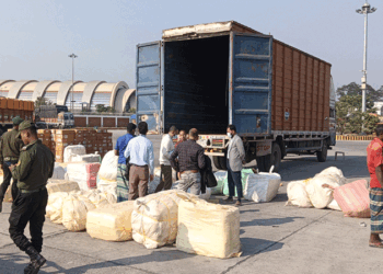 বেনাপোলে ভারতীয় ট্রাকে কোটি টাকার অবৈধ পণ্য জব্দ