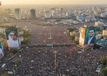 দেশে নেমেই খালি পায়ে মাটি ছুঁলেন তারেক রহমান