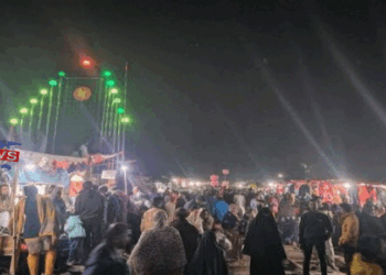 শীতের তীব্রতা বৃদ্ধি পাওয়ায় সান্তাহার পুরাতন কাপড়ের বাজারে মানুষের উপচে পড়া ভীড়