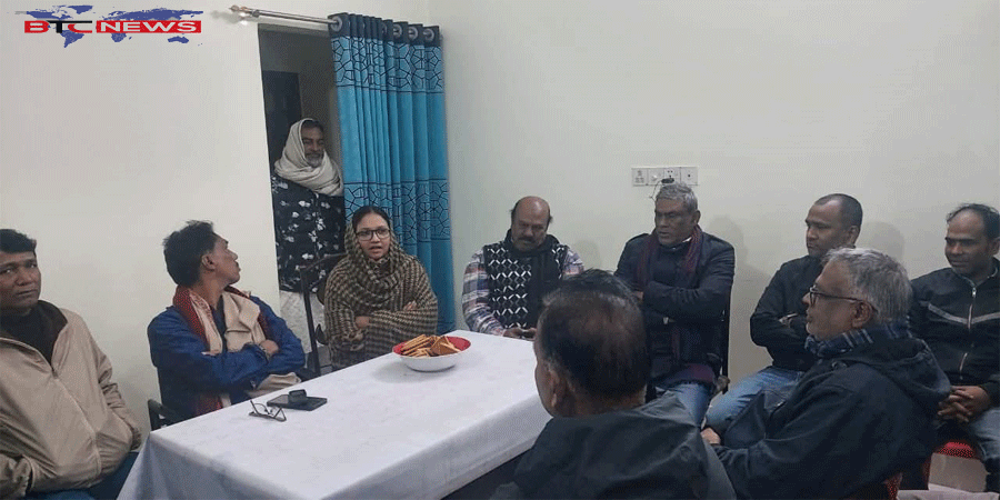 স্বতন্ত্র প্রার্থীর বাসায় গেলেন ধানের শীষের প্রার্থী পুতুল: চাইলেন ভোট