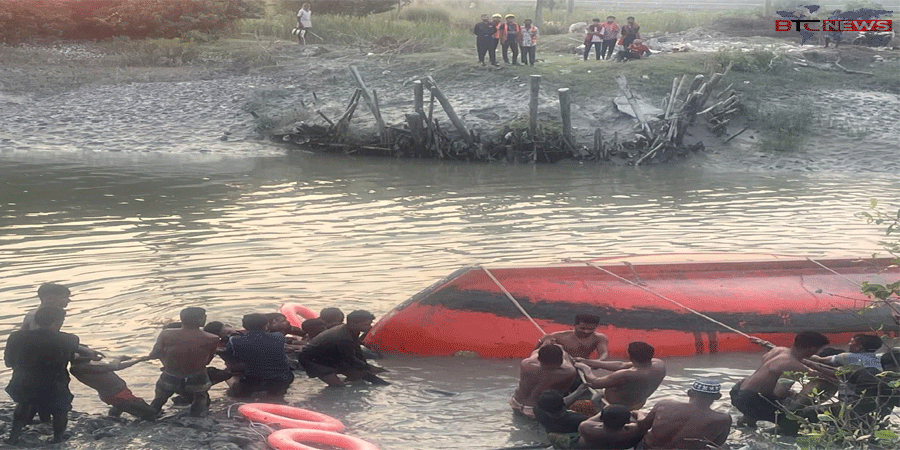 রামপালে ৫২ যাত্রী নিয়ে উল্টে গেল ইঞ্জিনচালিত নৌকা