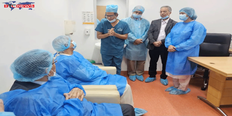 খালেদা জিয়ার স্বাস্থ্যের খোঁজ নিতে হাসপাতালে প্রধান উপদেষ্টা