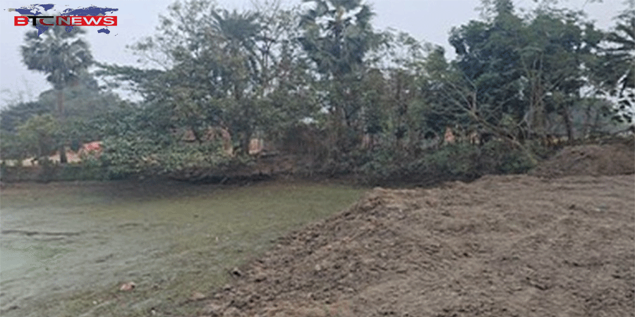 সাঁওতাল পল্লীর ঐতিহাসিক পুকুর ভরাট, ক্ষোভে ফুঁসছে এলাকাবাসী