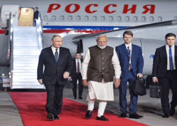 বিমানবন্দরে মোদির আকস্মিক উপস্থিতি, পুতিনকে আলিঙ্গন