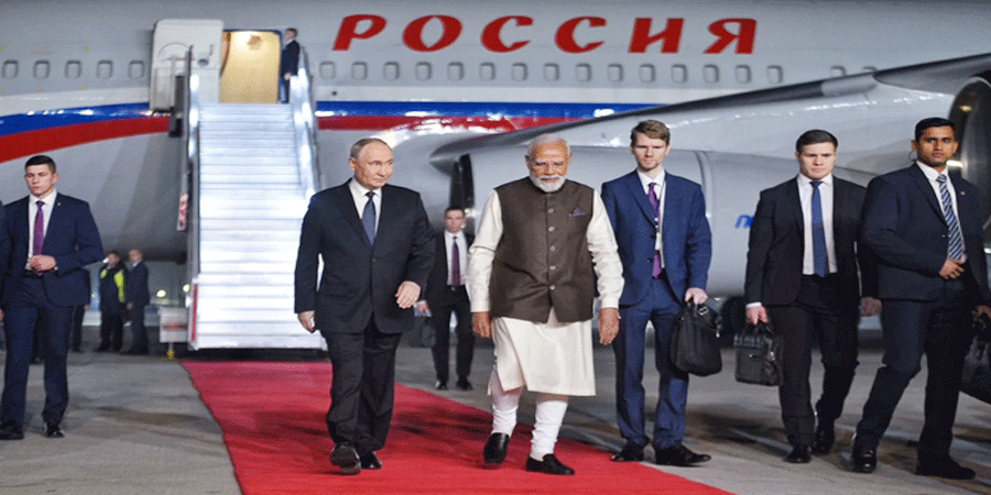 বিমানবন্দরে মোদির আকস্মিক উপস্থিতি, পুতিনকে আলিঙ্গন
