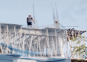 আরডিএর নির্দেশ অমান্য করে প্রশাসনকে বৃদ্ধাঙ্গুলি দেখিয়ে কাজলায় সাততলা ভবনের অবৈধ নির্মাণ কাজ শুরু