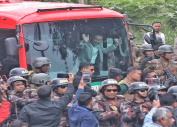 দেশে নেমেই খালি পায়ে মাটি ছুঁলেন তারেক রহমান