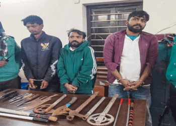 রাজশাহীতে ডাকাতির প্রস্তুতিকালে বিপুল পরিমাণ অস্ত্রসহ ৩ জন গ্রেপ্তার; পলাতক ৬/৭ জন