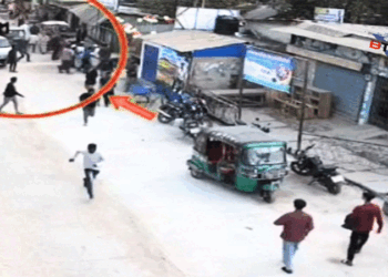 সীতাকুণ্ডে অস্ত্র ছিনিয়ে নিয়ে র‍্যাব কর্মকর্তার পায়ে গুলি, এরপর পিটিয়ে হত্যা