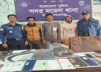 চাঁপাইনবাবগঞ্জে ছিনতাই চেষ্টাকালে দেশীয় অস্ত্রসহ ৩ জন গ্রেপ্তার