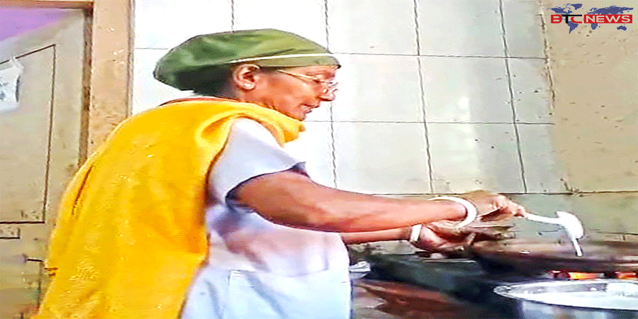 ফেনী ২৫০ শয্যাবিশিষ্ট জেনারেল হাসপাতালের অপারেশন থিয়েটারে পিঠা বানাচ্ছেন নার্সরা