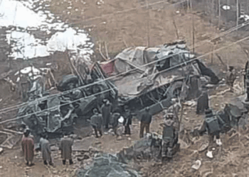 ভারতে ২০০ ফুট গভীর খাদে পড়ল সেনাবাহিনীর গাড়ি, নিহত-১০