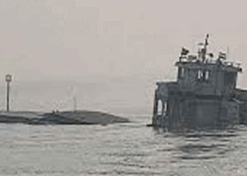 ভারতে ডুবে যাচ্ছে বাংলাদেশি জাহাজ, ১২ নাবিক উদ্ধার