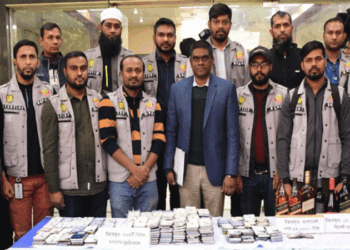 তিন শতাধিক আইফোন-বিদেশি মদ ও নগদ অর্থসহ ৩ চীনা নাগরিক গ্রেপ্তার
