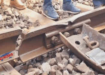 রেললাইন ভাঙার কারণে ৪০ মিনিট দেরিতে ছাড়লো সিল্কসিটি এক্সপ্রেস