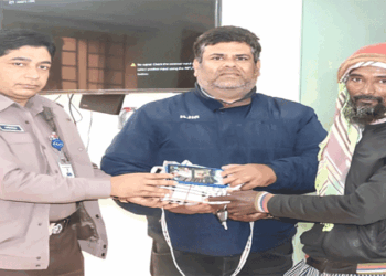 রিকশাচালকের সততা ও আরএমপির দ্রুততায় হারানো মোবাইল, নগদ অর্থ ও ব্যাগ ফিরে পেলেন প্রকৃত মালিক