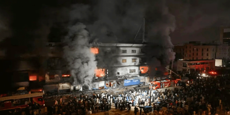 করাচির গুল প্লাজা অগ্নিকাণ্ড: মৃতের সংখ্যা-১৪, নিখোঁজ-৫৮