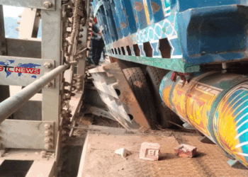 ভুরুঙ্গামারীতে ১০ টন ধারণক্ষমতার সেতুতে ৩৯ টনের ট্রাক, ধসে পড়লো পাটাতন
