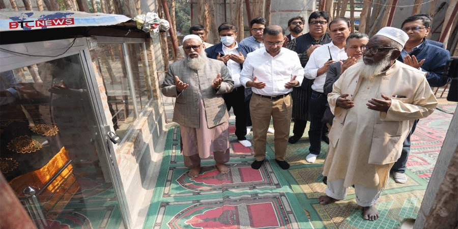 রাজশাহীতে শাহ মাখদুমের মাজার জিয়ারত করলেন তারেক রহমান