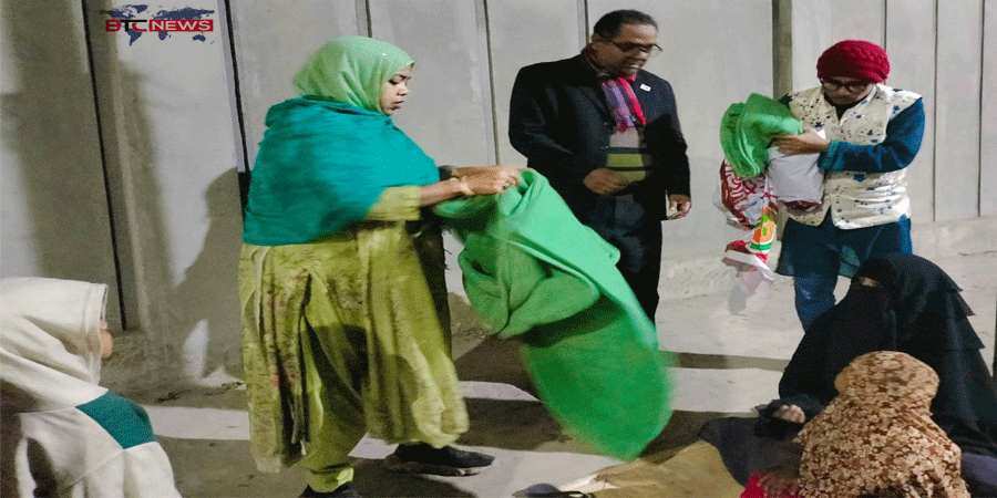 ঘুমন্ত মানুষদের গায়ে শীতবস্ত্র জড়িয়ে দিলেন নতুনধারার নেতৃবৃন্দ