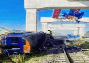 থাইল্যান্ডে চলন্ত ট্রেনের ওপর ভেঙে পড়ল ক্রেন, নিহত-২২