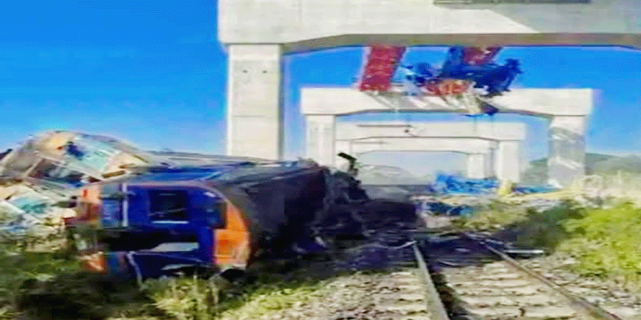 থাইল্যান্ডে চলন্ত ট্রেনের ওপর ভেঙে পড়ল ক্রেন, নিহত-২২