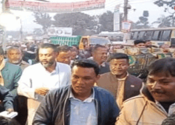 জলঢাকায় ধানের শীষ মার্কার লিফলেট বিতরণ