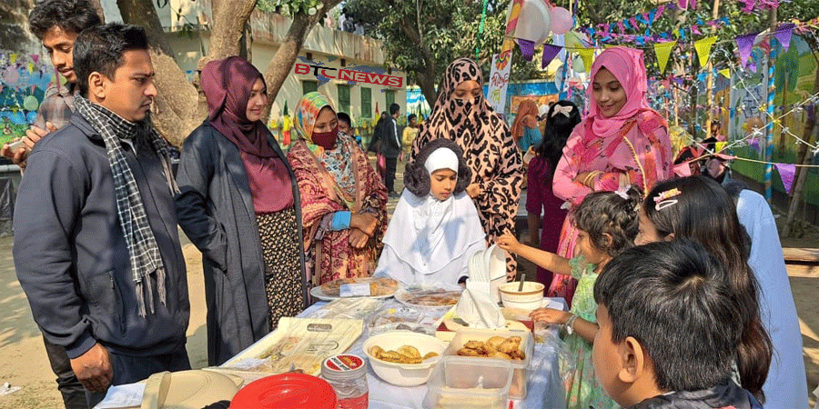 পিঠার স্বাদে গ্রামীণ ঐতিহ্যের ছোঁয়া: চাঁপাইনবাগঞ্জে পিস ইন্টারন্যাশনাল স্কুল অ্যান্ড কলেজে পিঠা উৎসব
