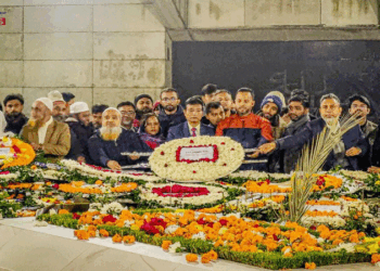 বেগম খালেদা জিয়া’র কবরে শেকৃবি ‘বৃহত্তর বগুড়া সমিতি’র শ্রদ্ধাঞ্জলি