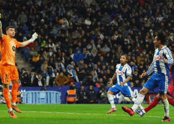 শেষ মুহূর্তের নাটকীয়তায় শীর্ষস্থান মজবুত করল বার্সেলোনা