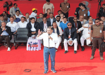 চট্টগ্রামে নির্বাচনী জনসভা মঞ্চে তারেক রহমান, নেতাকর্মীদের ঢল