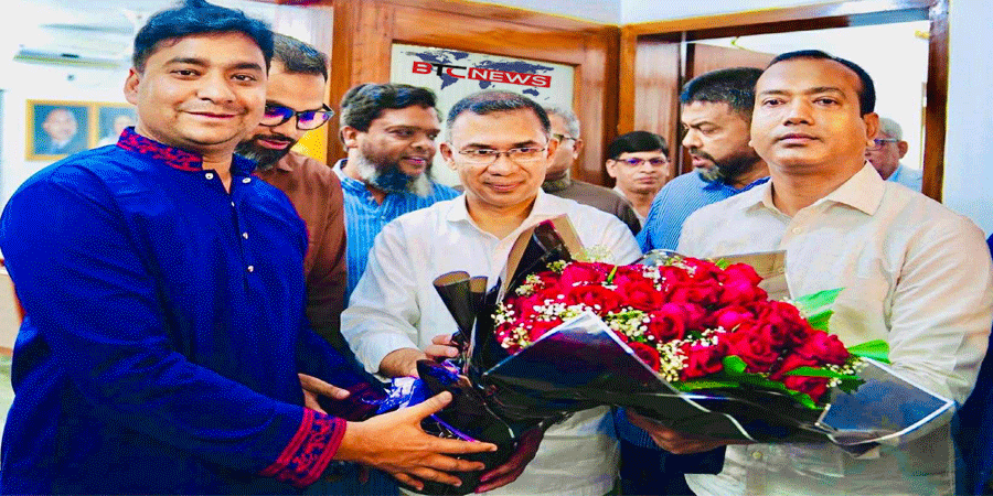 বিএনপির চেয়ারম্যান তারেক রহমানকে ফুলেল শুভেচ্ছা জানালেন ছাত্রদল