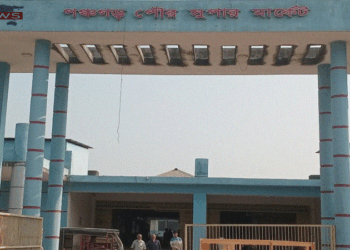 পঞ্চগড়ে ১২ কোটি টাকা ব্যয়ে নির্মিত পৌর ভবনে ফাটল