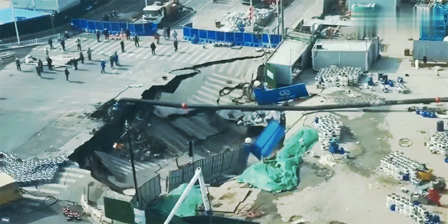 সাংহাইয়ে হঠাৎ সড়ক ধসে তৈরি হলো বিশাল গর্ত