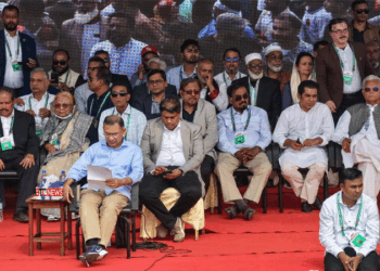 বরিশালে সমাবেশ মঞ্চে বক্তব্য দিচ্ছেন তারেক রহমান