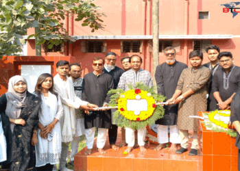 ভাষা শহিদদের স্মরণে দেশের প্রথম শহিদ মিনারে আরসিআরইউ’র শ্রদ্ধা