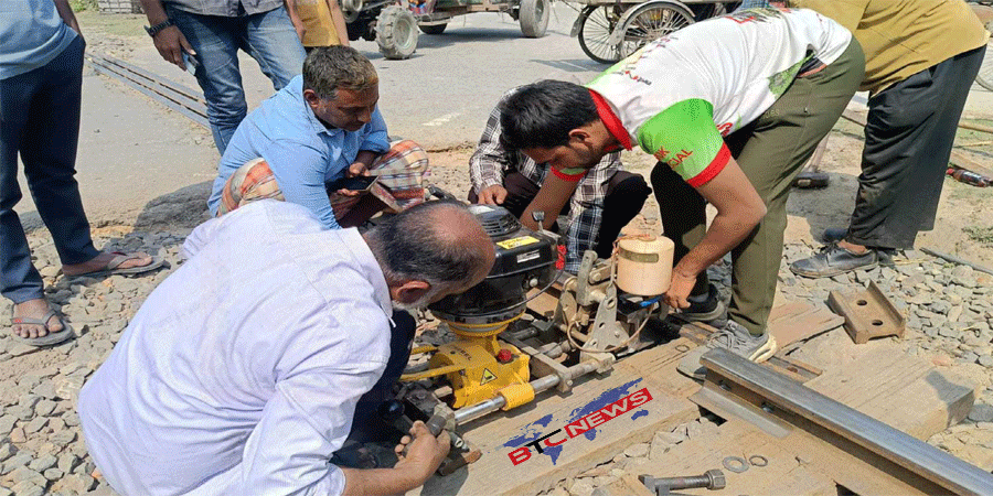 চুয়াডাঙ্গায় ট্রেন চলা অবস্থায় ভেঙে গেলো “লোহার পাত” রেললাইন