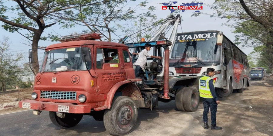 ফেনীতে বাস-অ্যাম্বুলেন্স-মোটরসাইকেলের ত্রিমুখী সংঘর্ষে নিহত-৩, আহত-৫
