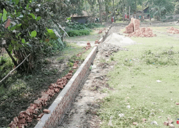 বেলকুচিতে জায়গা দখল করে দেয়াল নির্মাণ করায়, থানায় অভিযোগ