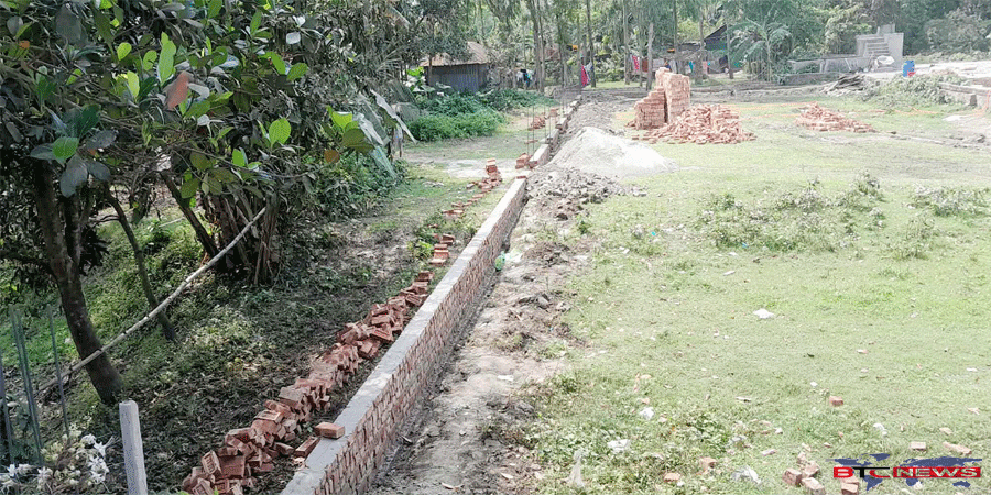 বেলকুচিতে জায়গা দখল করে দেয়াল নির্মাণ করায়, থানায় অভিযোগ