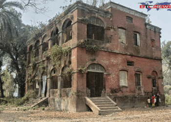 লালমনিরহাটে রেলের ৭০০ কোয়ার্টার ঝুঁকিপূর্ণ, থাকেন বহিরাগতরা : রাতে বসে মাদকের হাট