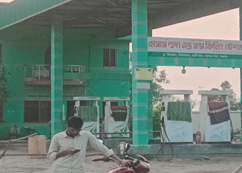পেট্রল নেই ঘোষণা দেওয়া হুদা পাম্পে রাতে গোপনে পেট্রল বিক্রি