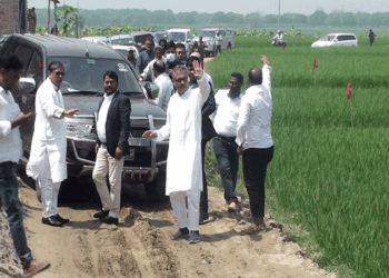 প্রধানমন্ত্রীর নির্দেশনা: চাঁপাইনবাবগঞ্জের শাহজাহানপুরে নির্মাণাধীন ব্রীজ পরিদর্শনে এলজিআরডি প্রতিমন্ত্রী