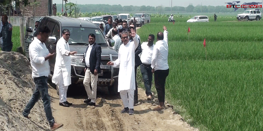 প্রধানমন্ত্রীর নির্দেশনা: চাঁপাইনবাবগঞ্জের শাহজাহানপুরে নির্মাণাধীন ব্রীজ পরিদর্শনে এলজিআরডি প্রতিমন্ত্রী