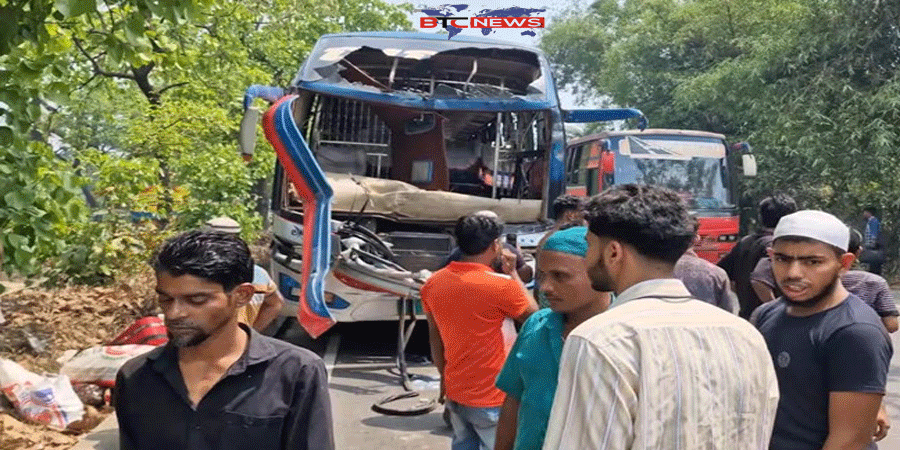 ফেনীতে বালুভর্তি ট্রাকের পেছনে যাত্রীবাহী বাসের ধাক্কায় আহত-১২
