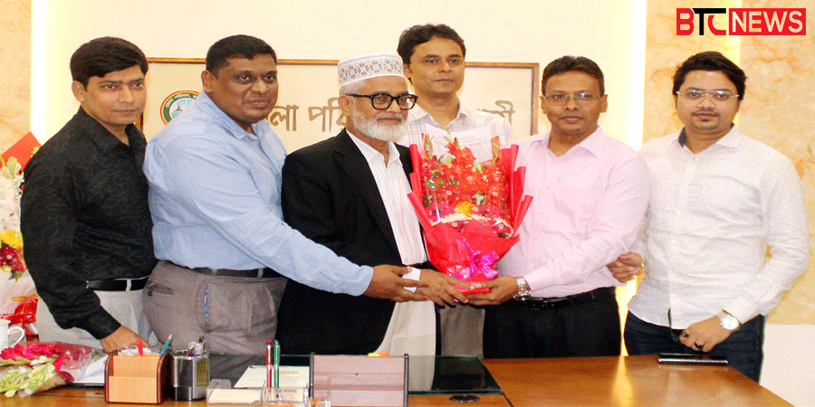 রাজশাহী জেলা পরিষদের নবনিযুক্ত প্রশাসককে বেসিক ব্যাংকের ফুলেল শুভেচ্ছা