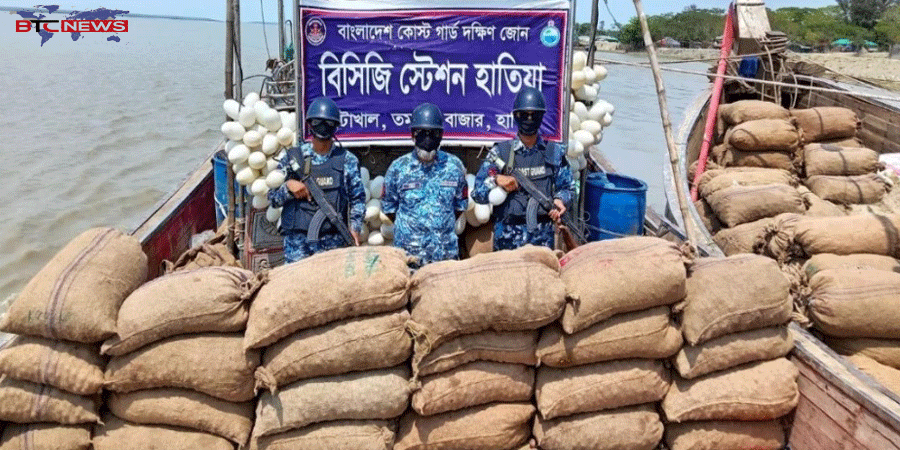 মিয়ানমারে পাচারের পথে বিপুল পরিমাণ আলুসহ ২ ফিশিং বোট আটক