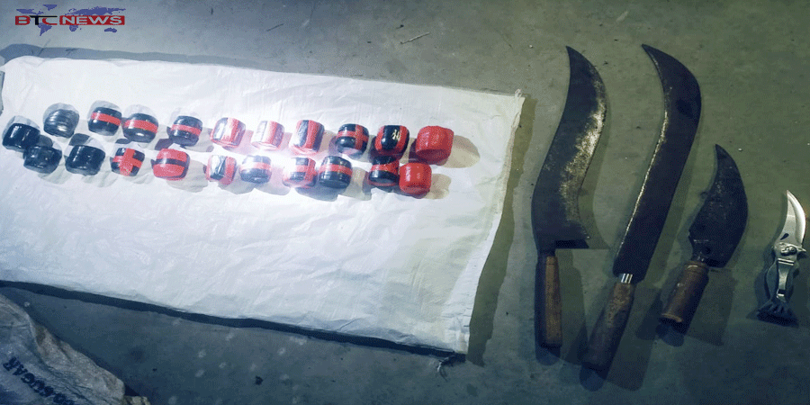 রাজশাহীতে পরিত্যক্ত অবস্থায় ২১ ককটেল ও দেশীয় অস্ত্র উদ্ধার