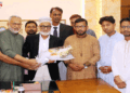 রাজশাহীতে জেলা পরিষদ প্রশাসককে যুব অধিকার পরিষদের ফুলেল শুভেচ্ছা