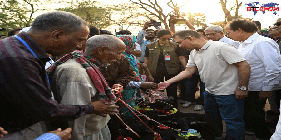 ভিক্ষুকদের ছাগল বিতরণ করলেন প্রধানমন্ত্রী 